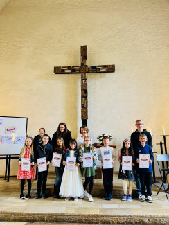 Stolz zeigen die Konfikids ihre Urkunden!